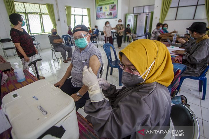 Proses Vaksinasi COVID-19 Bagi Lansia Di Banjarmasin