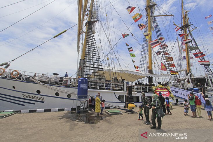 KRI Dewaruci sandar di Pelabuhan Cirebon 