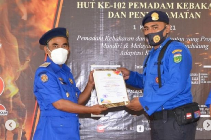 Tanjung Sasongko terima penghargaan petugas Damkar Teladan Tebo 2021