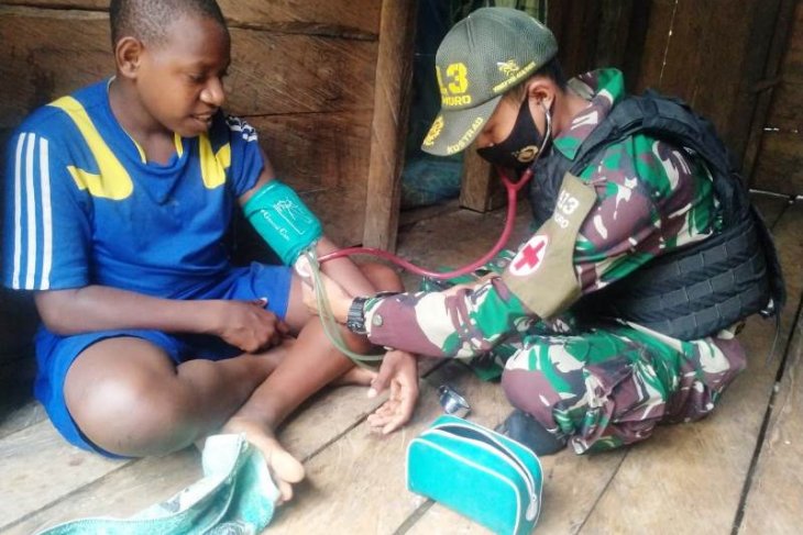 Indonesian soldiers offer mobile health services to villagers in Papua
