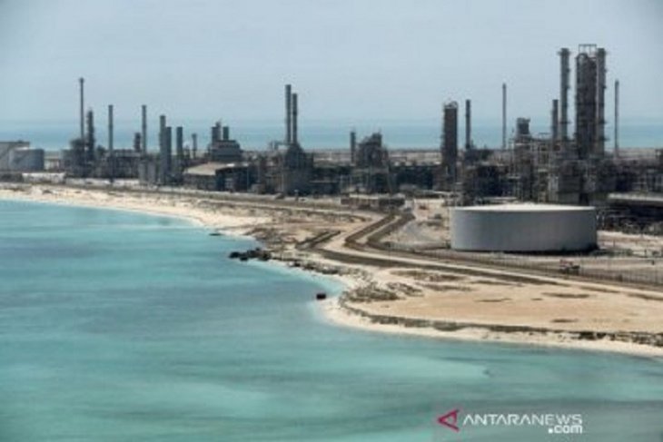 OPEC+ perpanjang pengurangan produksi minyak tertinggi setahun