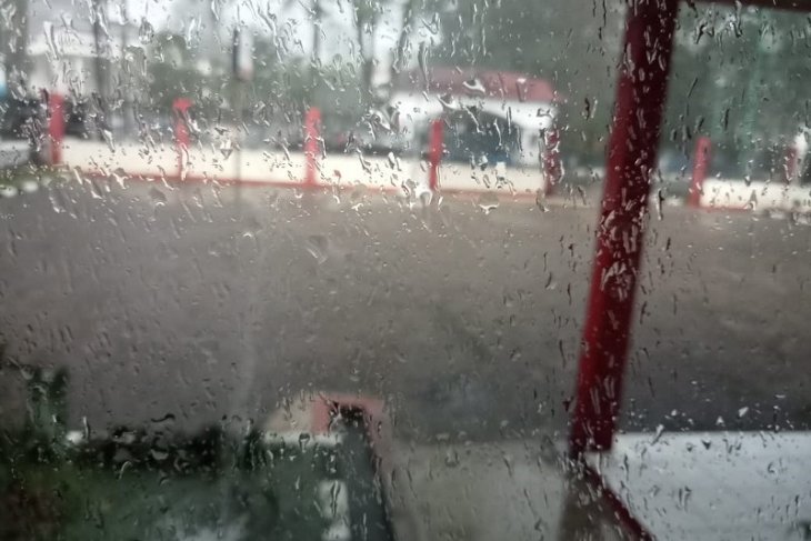 Petir menyalak-nyalak di langit Kota Jambi