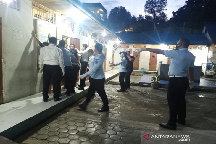Rutan Tarutung gelar razia kamar warga binaan cegah penyeludupan barang terlarang