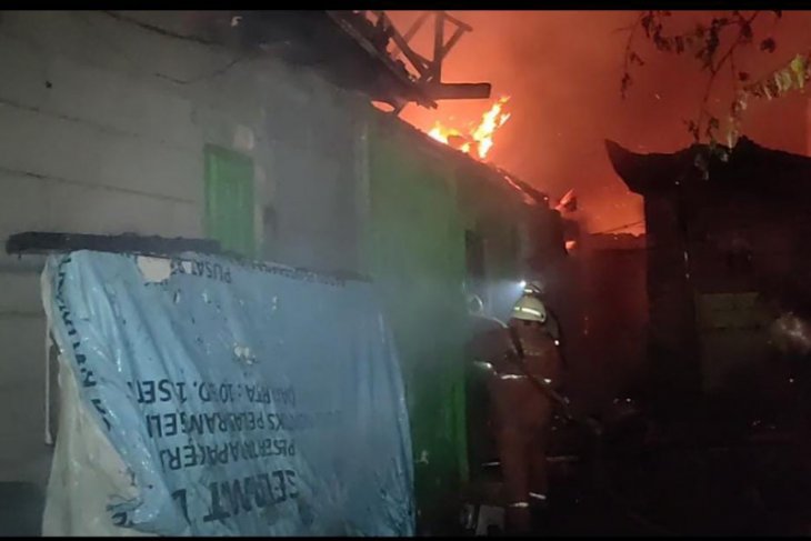 Kebakaran di Cakung Jakarta Timur hanguskan 15 rumah