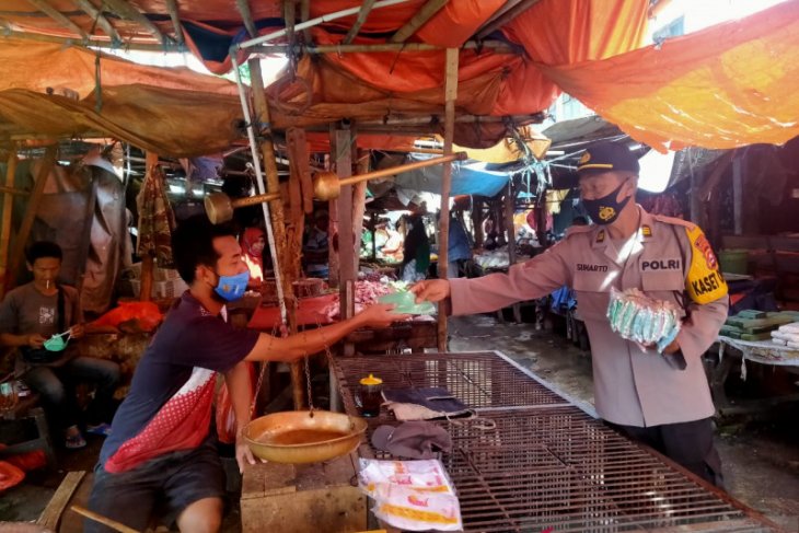 Polres Serang Kota bagikan 3.000 masker di dua pasar