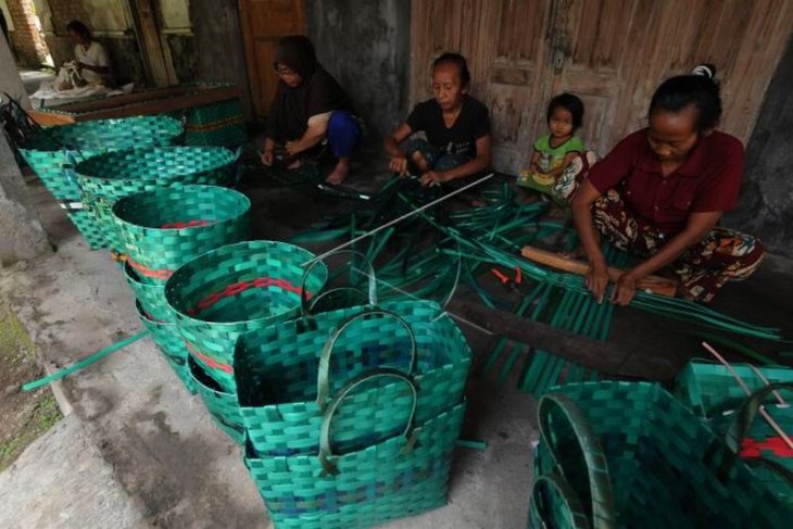 Kerajinan anyaman dari limbah janur plastik