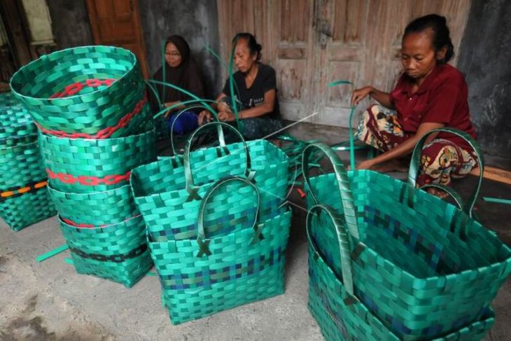 Kerajinan anyaman dari limbah janur plastik