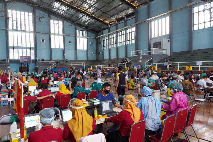 Ratusan pedagang ikuti vaksinasi COVID-19 di GOR Kota Tangerang