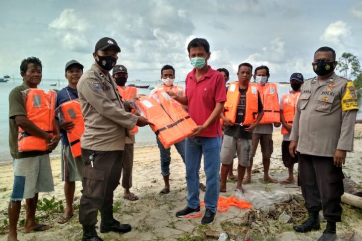 Polres Bangka Barat bantu perlengkapan nelayan di Desa Belolaut