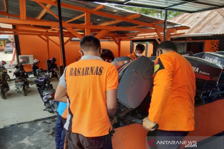 Tim SAR mencari nelayan hilang di perairan Muna Barat
