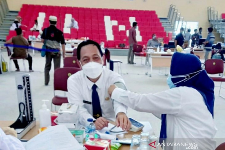 Rektor Untirta dan ratusan dosen jalani vaksinasi