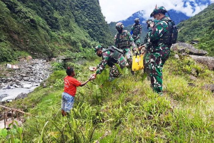 Armed violence: Soldiers provide aid to returning refugees in Mimika