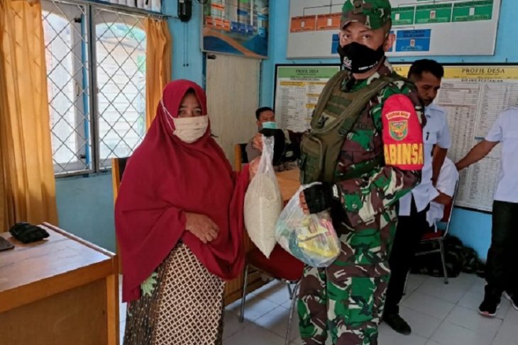 Satgas TMMD salurkan bantuan sembako kepada warga Desa Sungaiterap
