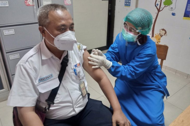 Ratusan pekerja KAI Daop Madiun dapatkan vaksin COVID-19