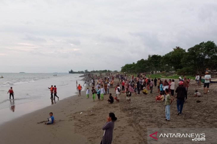 Seorang anak ditelan ombak dan terseret ke tengah laut