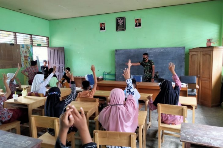 Satgas TMMD ke-110 memberikan pembelajaran siswa SD