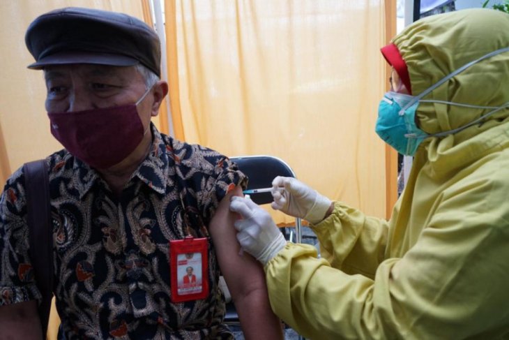 Dosen dan karyawan Untag Surabaya mulai disuntik vaksin COVID-19