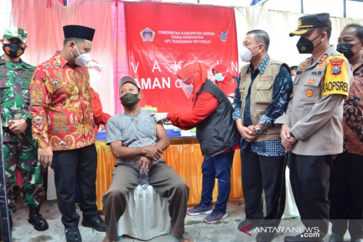 Pemkab Gresik mulai vaksinasi ratusan pedagang pasar