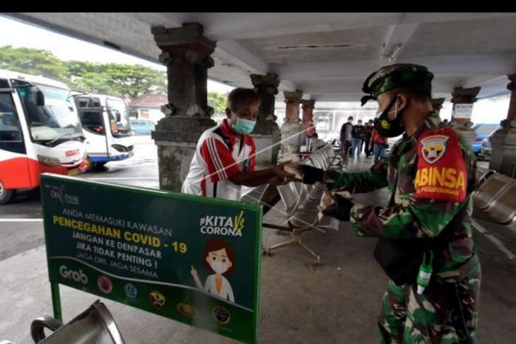 TNI bantu warga terdampak COVID-19