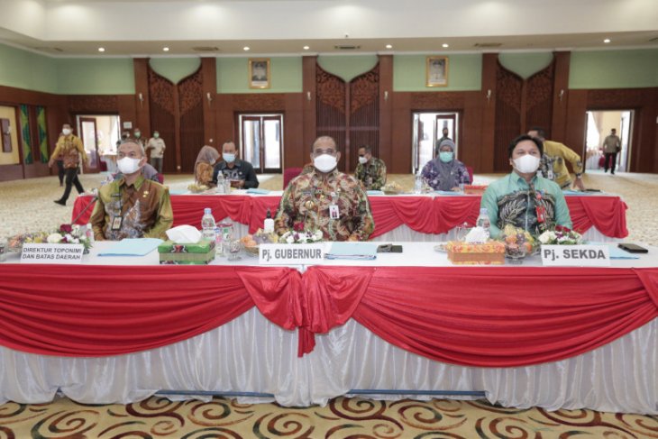 Penjabat gubernur cermati Kebijakan penanganan COVID-19 bupati/wali kota