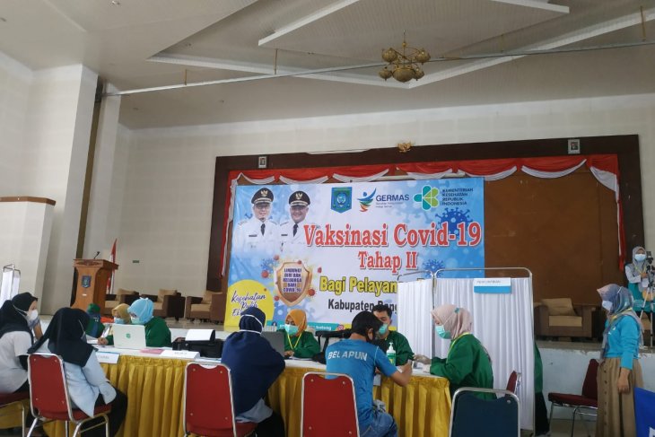 Dinkes Bangka Tengah suntik vaksin 1.284 petugas pelayanan publik