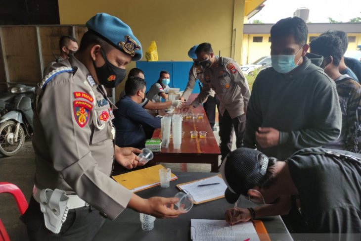 233 personel Polres Bangka Tengah lakukan tes urine
