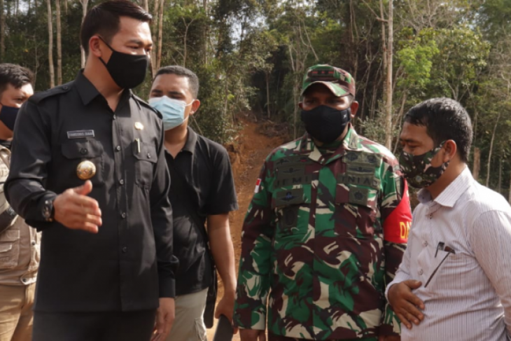 Rombongan Bupati Kapuas Hulu tinjau lokasi pelaksanaan TMMD Pengkadan