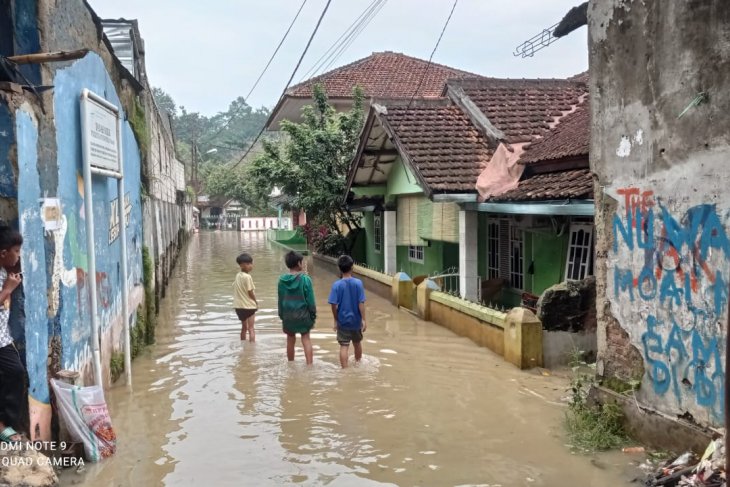 BPBD Kabupaten Lebak operasikan mesin pompa air atasi banjir di pemukiman warga