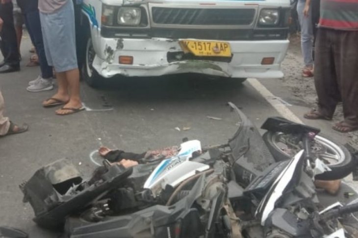 Senggol mobil, tabrak bus, pengendara motor meninggal di lintas Parapat