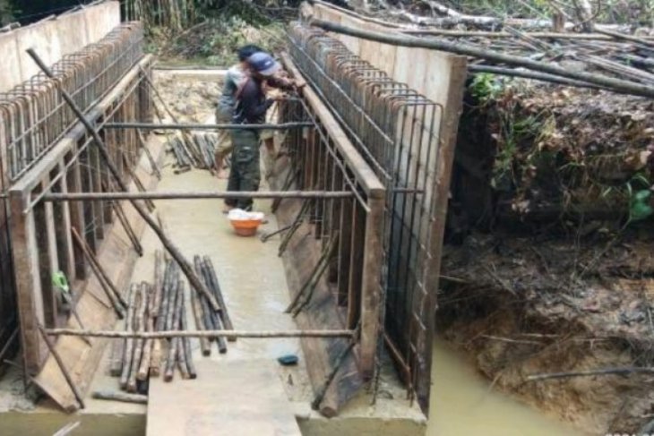 Satgas TMMD bersama warga bangun jembatan Desa Lok Batu