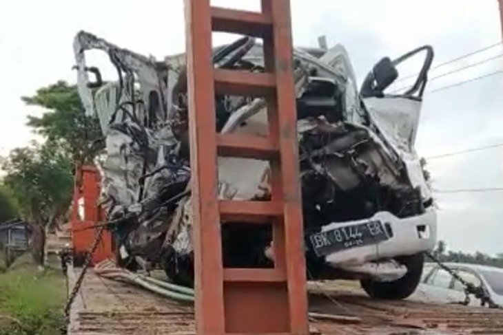 Sopir pikap tewas hantam truk di Aceh Timur