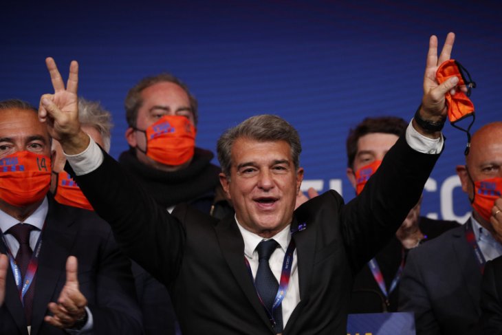 Messi beri selamat pada Presiden Barcelona Juan Laporta