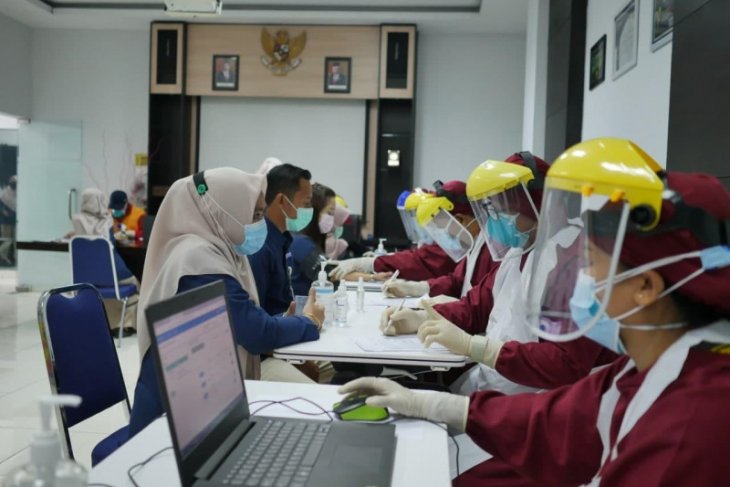 Pegawai BPJS Kesehatan Kediri suntik vaksin COVID-19