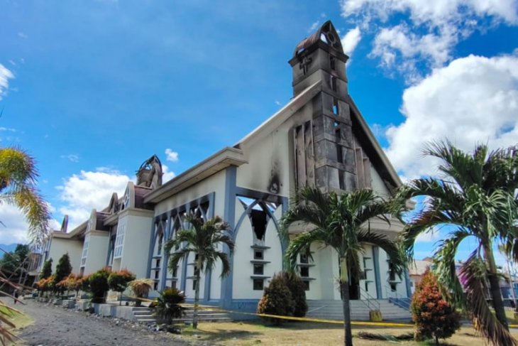 PT NHM Malut salurkan bantuan Rp10 miliar untuk bangun gereja di Halut terbakar