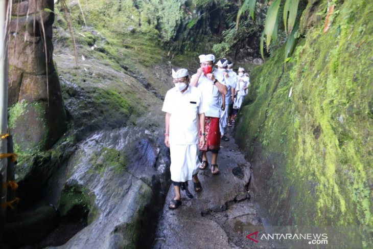 Gubernur Bali mohon keselamatan di 17 pura, kawasan Besakih