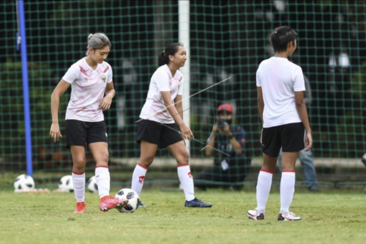 Latihan Timnas Putri Indonesia jelang Sea Games Vietnam