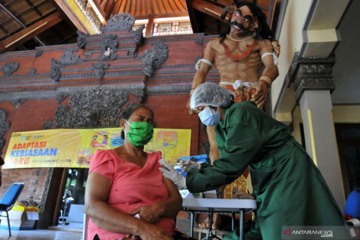 Government aims to inoculate 70 percent of traders in Badung