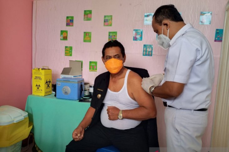 Bupati Belitung Sahani Saleh disuntik vaksin COVID-19