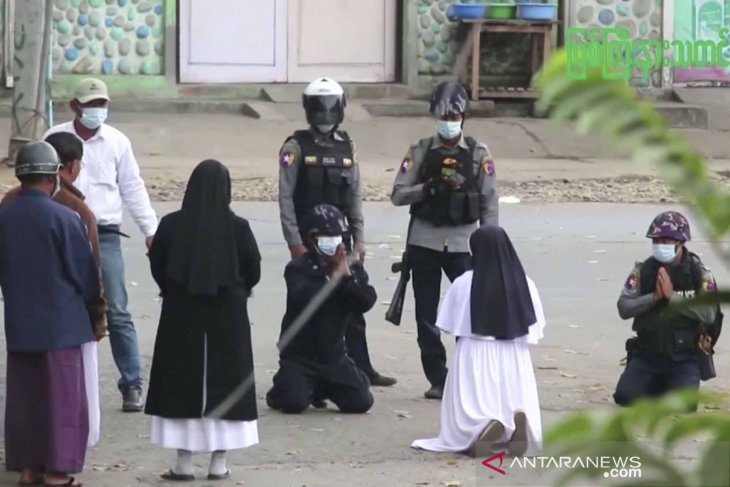 Milter Myanmar gunakan taktik tempur lawan pengunjuk rasa
