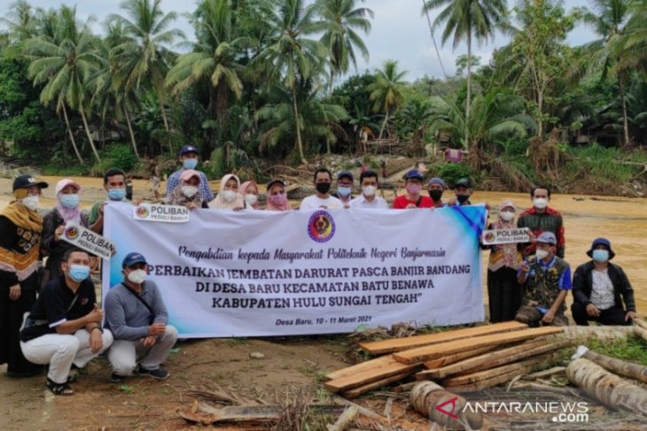 Video-Poliban bantu pembangunan jembatan sementara di Desa Baru, HST