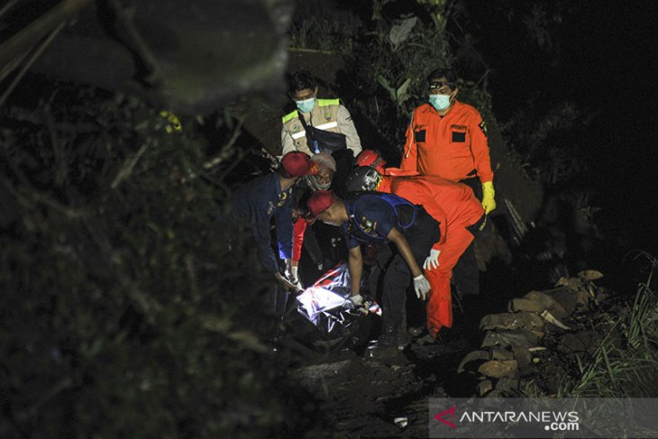 Evakuasi korban kecelakaan bus di Wado 