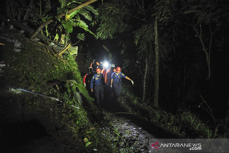 Evakuasi korban kecelakaan bus di Wado 