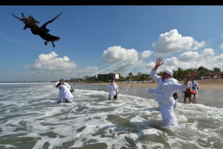 Upacara Melasti jelang Nyepi