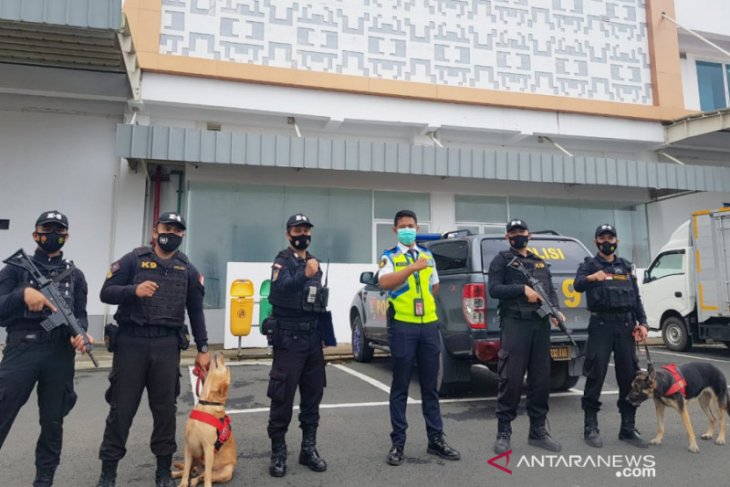 Polisi Satwa sisir Bandara Syamsudin Noor saat masa libur panjang