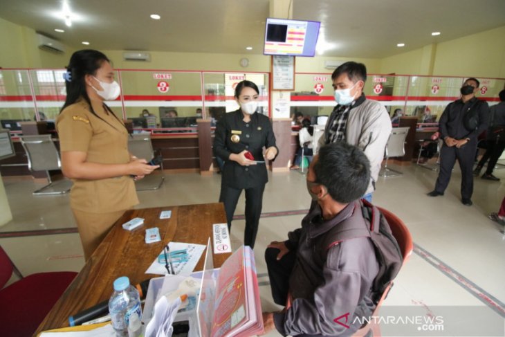 Disdukcapil Landak terima penghargaan Gubernur Kalbar