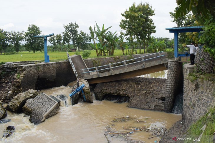 Jembatan Dam Putus di Madiun