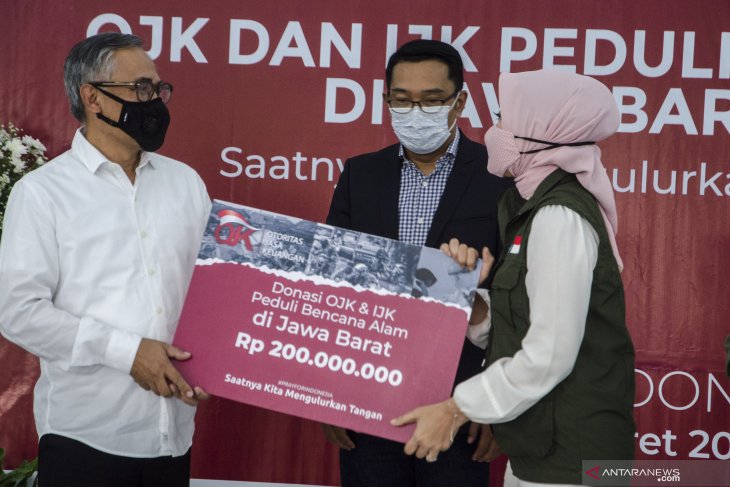 Pemberian bantuan dari OJK kepada Jawa Barat 