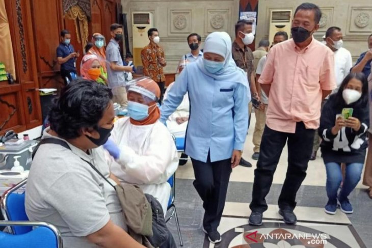 Pemprov Jatim fasilitasi vaksinasi COVID-19 secara kolektif