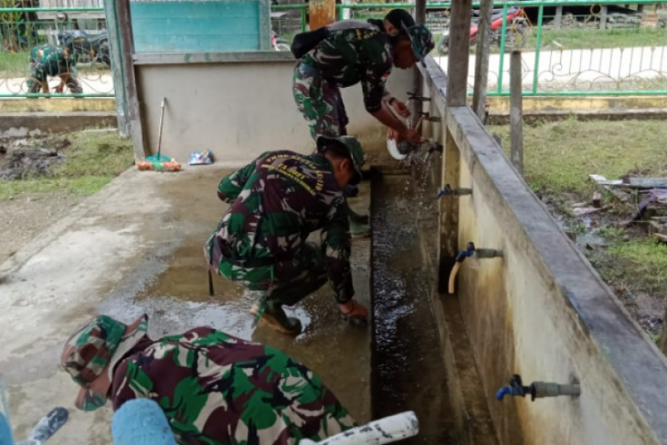 Satgas TMMD 110 Kodim 1206/PSB bersihkan saluran air Masjid Al-Ikhlas