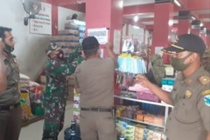 Babinsa dan Satpol PP Kabupaten Batanghari pasang stiker sosialisasi protokol kesehatan